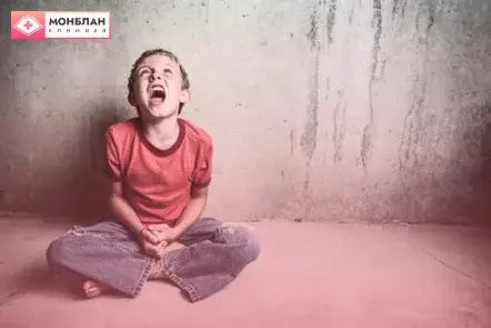 Ребёнок кричит сидя на полу